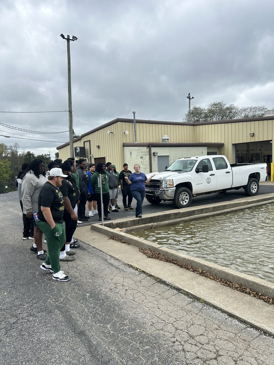 Steve_Wallace_2's tweet photo. OL went FISHING for Knowledge today!

Thank you KSU Aquaculture Research Center for having the OL come by! 

#Top3InTheNation
#Aquaculture 
#KYSU
#ThoroFamily https://t.co/HuacOgta6C