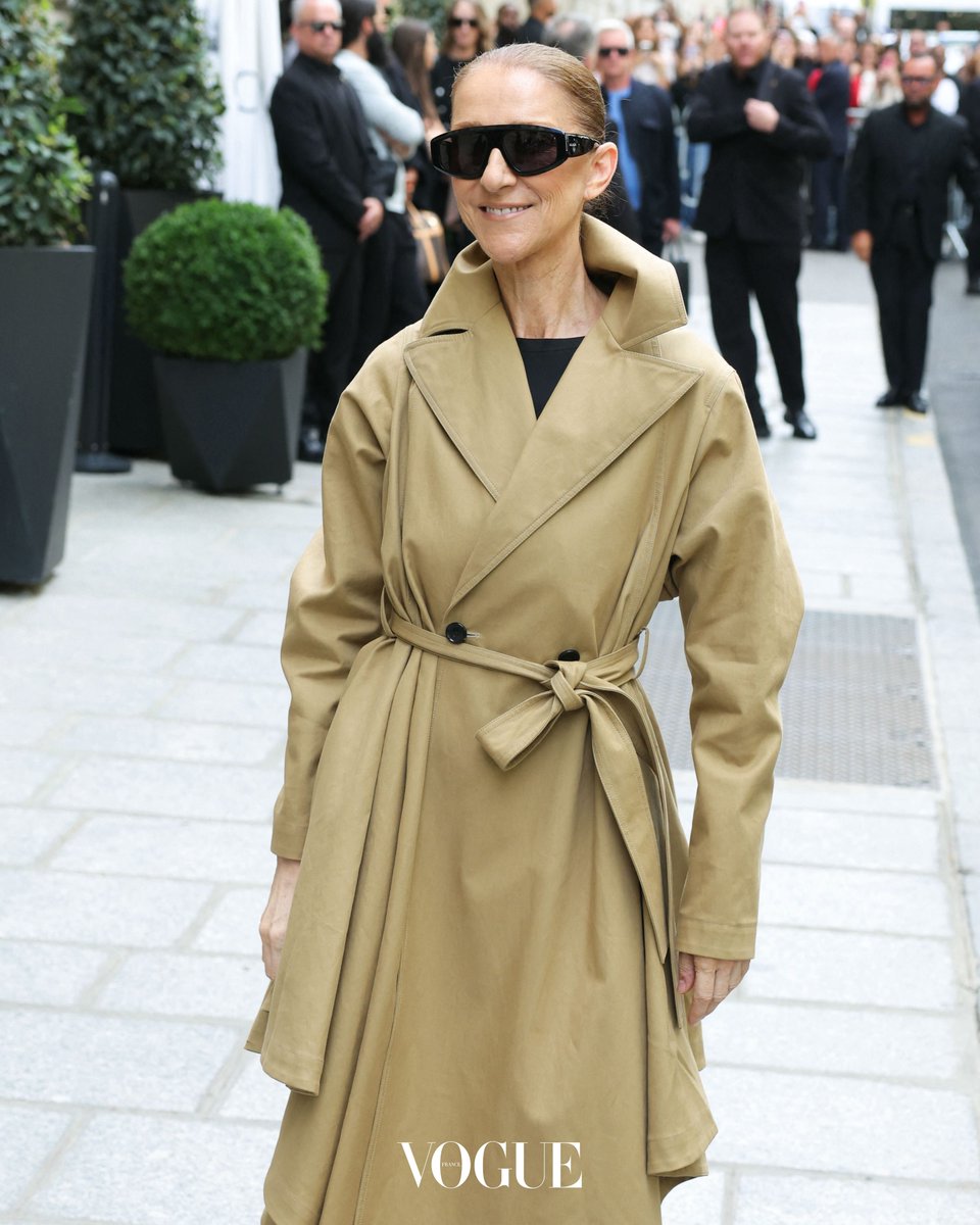 VogueFrance's tweet photo. De #SaintLaurent, à #Prada, en passant par #Dior jusqu'à #Givenchy, #CelineDion fait de chaque sortie parisienne un défilé de mode. Ses 23 looks depuis son arrivée à Paris sont à retrouver sur le lien ci-dessous :
-> 
https://t.co/a2dayKh6W2

© Getty Images https://t.co/D2ySPacIGC