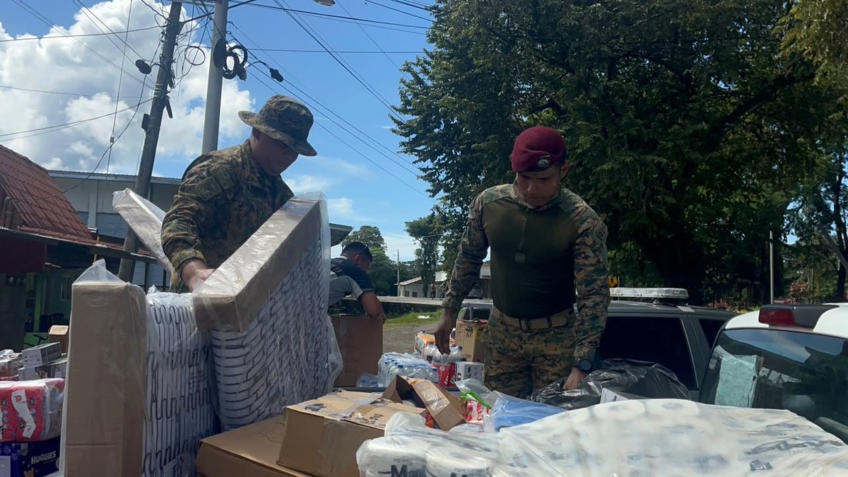 senafrontpanama's tweet photo. OPERACIÓN TODOS POR PANAMÁ

Unidades del SENAFRONT, en coordinación con la Policía Nacional, distribuyeron alimentos donados por el Despacho de la Primera Dama a comunidades afectadas del distrito de Mariato, provincia de Veraguas, llevando apoyo y solidaridad a las familias. https://t.co/ZKnF5sv7Al