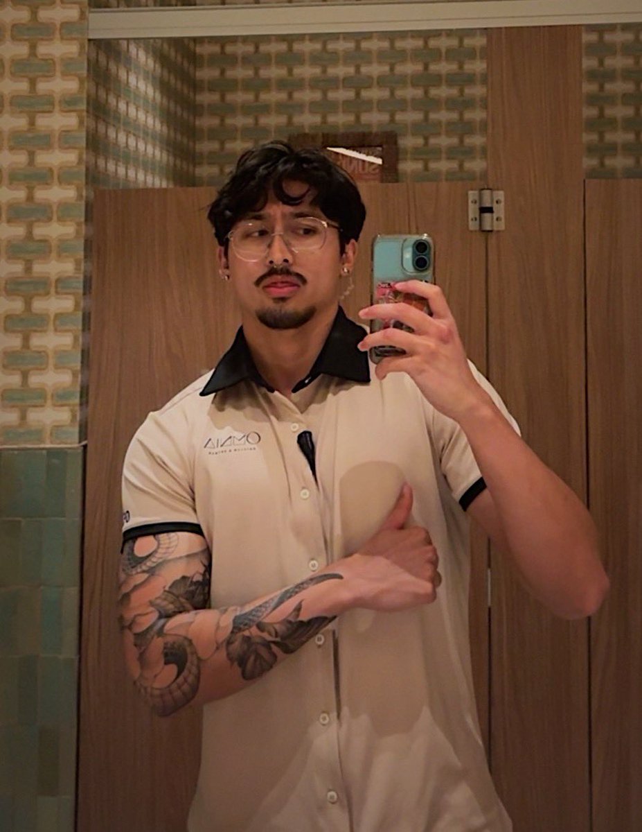 Sharkbait7098's tweet photo. work bathroom save me https://t.co/0i0pH5UD3Z