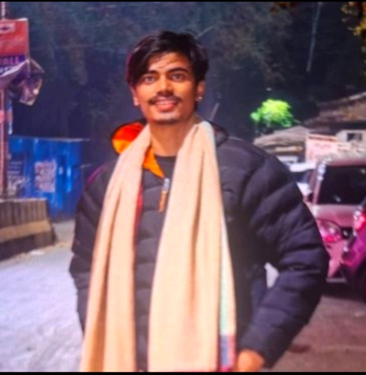 Sachingupta's tweet photo. उत्तर प्रदेश –
गाजियाबाद में हिंदू रक्षा दल के कार्यकर्ता आयुष वाल्मीकि की गोली मारकर हत्या कर दी गई। हत्यारोपी राहुल साहनी पकड़ा गया। करोड़ों रुपये के प्लॉट पर कब्जे को लेकर पिंकी चौधरी और राहुल साहनी पक्ष में विवाद था। उसी विवाद में आज HRD कार्यकर्ता भी पहुंच गए, जहां ये घटनाक्रम हो गया।