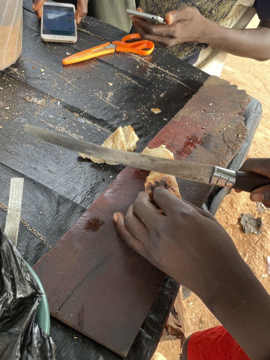 aliyuburuku's tweet photo. If I perish I perish, but I go still chop am https://t.co/1Bbcl77FBv