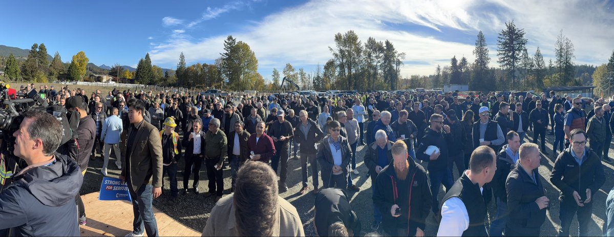 iainblackbc's tweet photo. This is what HOPE looks like.

500+ construction workers, showing up to hear @LDoerkson talk about restoring confidence in home building, and around their kitchen tables.

The lost decade can come to an end.

Vote. https://t.co/Mhc66arLMg