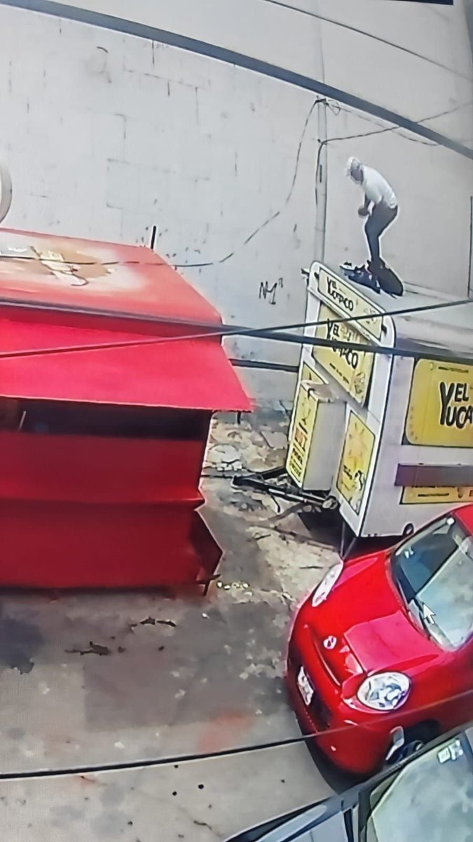 Hechizero_38's tweet photo. @pepechedrauimx Reportan: 
"Robo de luz en privada 27 poniente y 13 sur @CFEmx lo permite, no hace caso mientras que a los locatarios les hacen ajustes y tienen altas y bajas de voltaje"
¿Quien atiende? 
@SGGM_Pue @Servicios_Pub https://t.co/0Wtk2YXEBU