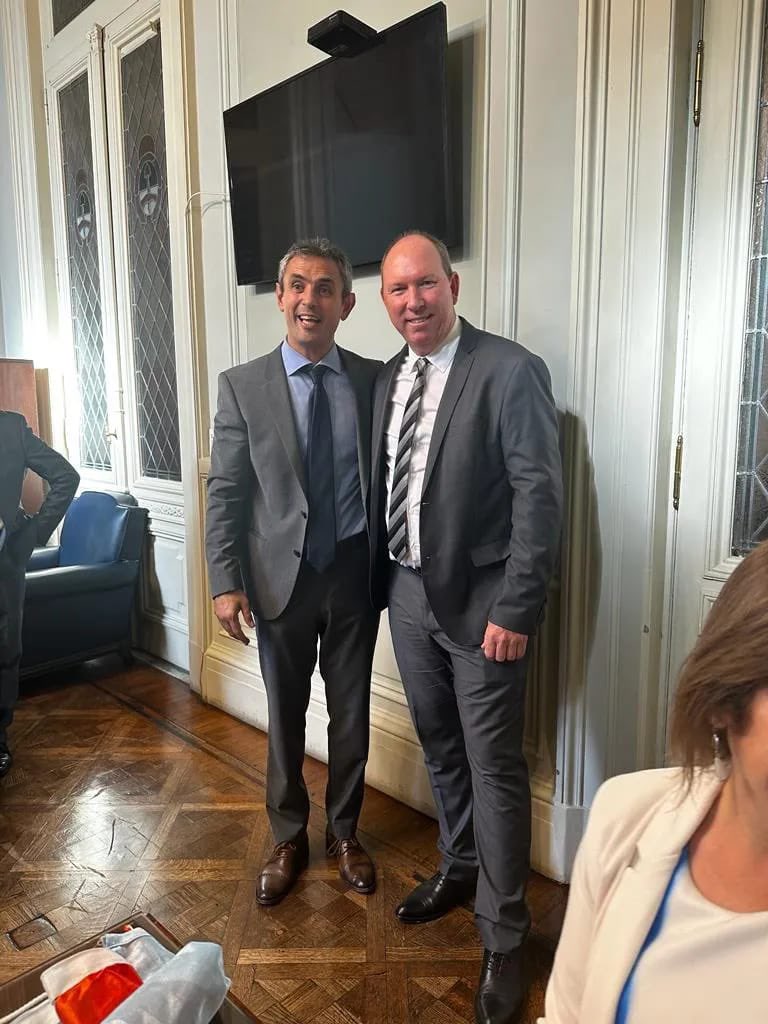puellaok's tweet photo. Martín Menem es dueño del 22,67% de la empresa "Mr. Daniel Vancsik SA". ¿Quién es Daniel Vancsik? Un diputado que no es de LLA, que se esperaba para el quórum y ayer faltó para salvar al Gobierno.  
Socios en las empresas y socios en la rosca política. Mientras la gente no llega a fin de mes, en el Congreso se cubren las espaldas entre empresarios camuflados de legisladores. Siempre ganan los mismos.