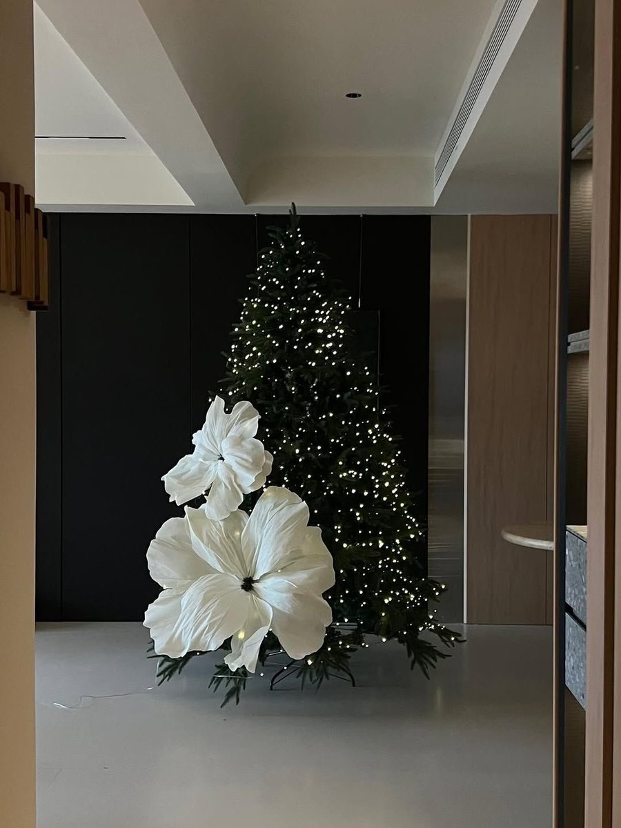 cantleavethegc's tweet photo. I don’t mind a UNIQUE Christmas tree ngl. https://t.co/E2zllau3qv