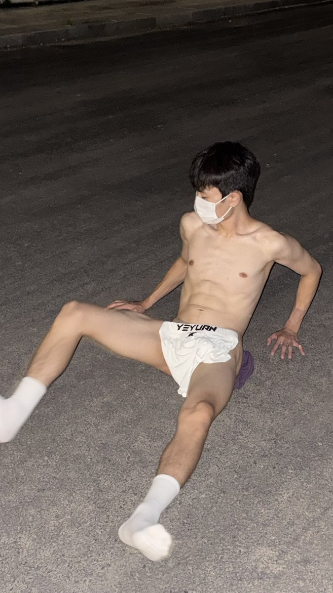 saltlike_'s tweet photo. 漆黑的夜，赤身行走、躺卧于城市道路，偶有路人匆匆掠过，瞥过，一瞬间，暴露的不只身体，还有自我对目光的敏感、对规训的顺从，以及对自由的隐秘渴望。 https://t.co/4tHKMkslRc