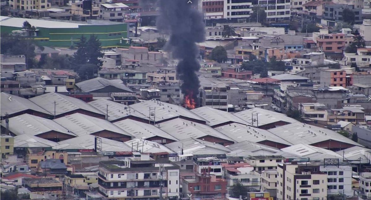 BomberosQuito's tweet photo. 🔥🏠 #Ahora | Atendemos una emergencia, por un incendio estructural en el sector de El Condado.

🧑🏼‍🚒 Nuestro equipo se encuentra en el lugar trabajando en labores de control. 

#NoticiaEnDesarrollo https://t.co/f96dpyg041