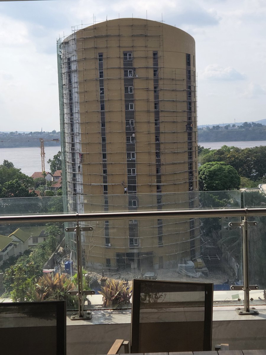 Bernardkayumba9's tweet photo. #RDC: cet immeuble en construction sur le Blvd Tshatshi exploite les maçons congolais qui montent sur ces échafaudage en bois sans les outils de sécurité.  J'invite les autorités compétentes à visiter et contraindre le maître d'ouvrage aux sanctions. 
@MinITP_RDC @daniel_bumba_01 https://t.co/lTWsrGHLGQ