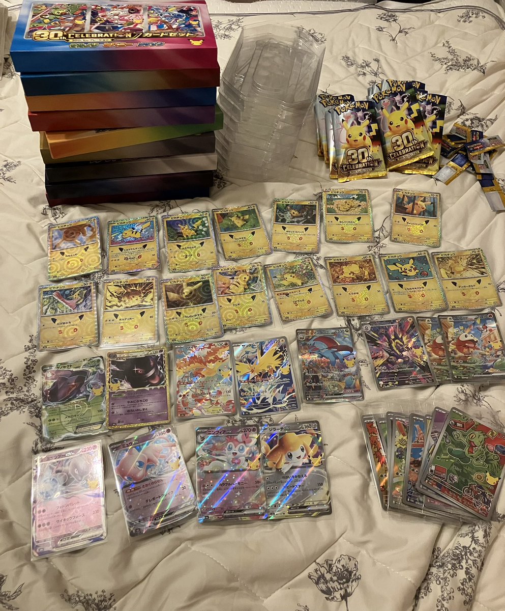 p_zww0____'s tweet photo. ポケカ30周年初めて買った！
9種当たったので全部開封！！
ボーマンダやジラーチとルビサファ世代には嬉しい⚡️
子供の頃はお小遣いで2パックとかしか買えなかったから1万円も注ぎ込めて大人になったことを実感した😌 https://t.co/2KZRh0Pejd