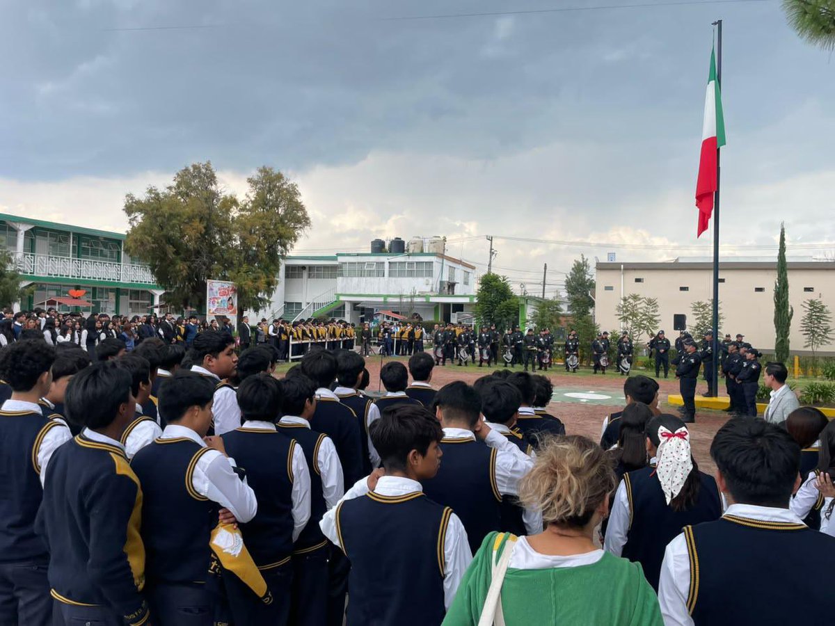 SS_Edomex's tweet photo. 👮🏻♀️🇲🇽 || En el Centro de Bachillerato Tecnológico “Justo Sierra”, en #SanMateoAtenco, el grupo de coro de la #SSEdoMex participó en la ceremonia de arriamiento de la Bandera Nacional, con la interpretación del Himno Nacional Mexicano y el Himno del Estado de México.
Esta actividad fomenta el respeto a nuestros símbolos patrios.