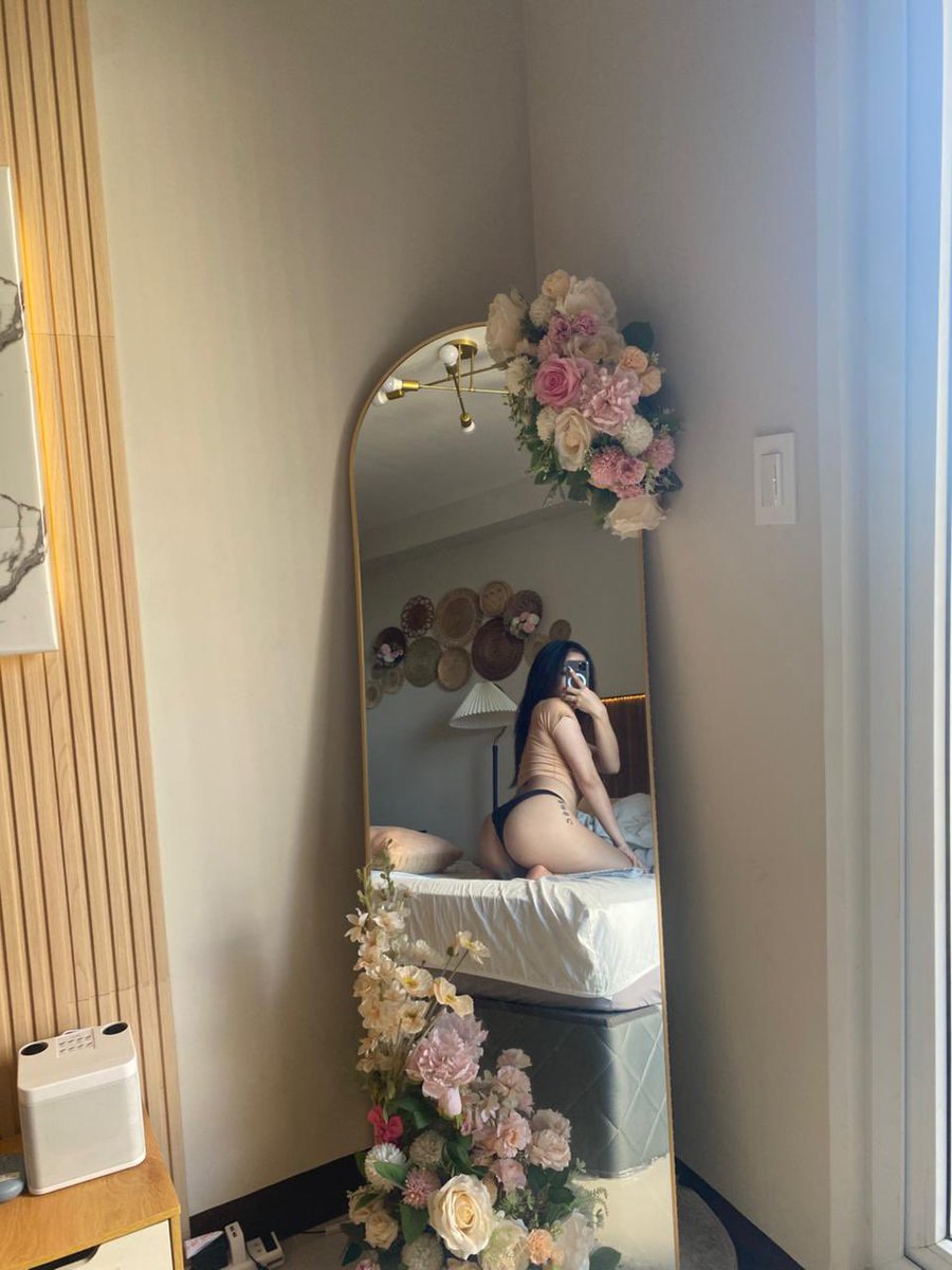Babyglooooo's tweet photo. Made for backshots😩 https://t.co/1QmPr3vdzK