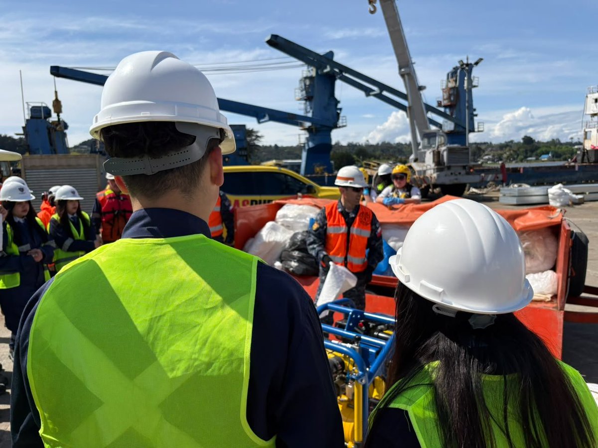 DGTM_Chile's tweet photo. Con éxito, la Capitanía de Puerto de #PuertoMontt ejecutó ejercicio de respuesta a la contaminación junto a Transmarquin y estudiantes del Liceo Miramar. Preparación continua para proteger nuestros ecosistemas marinos. 

#AutoridadMarítima #SeguridadMarítima https://t.co/3V2TYSe5g8