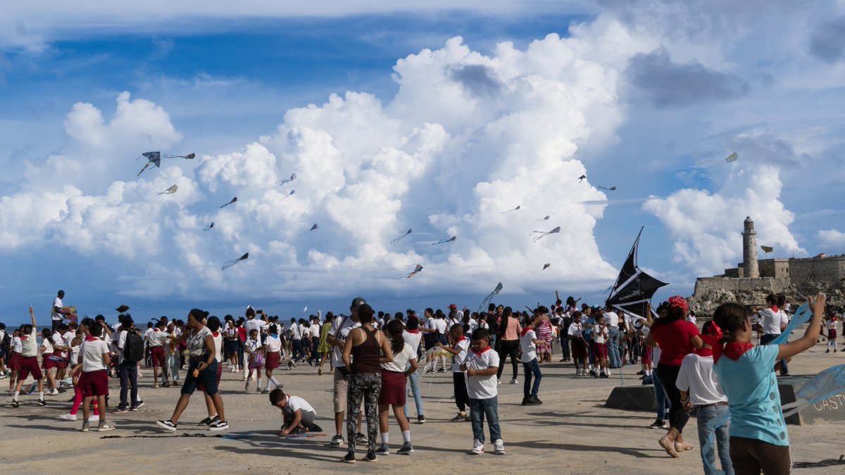 BrunoRguezP's tweet photo. Se realiza en toda #Cuba el Festival del Papalote contra el Bloqueo.

Es un acto de amor donde las niñas y niños cubanos abren su imaginación y cuentan sus sueños. Duele percibir o escuchar sus referencias a qué hacen sus familias y maestros durante los apagones, cómo cargan agua en sus casas o caminan hasta sus escuelas.

Se percibe en su inocencia y voces infantiles que son víctimas del castigo colectivo que significa el reforzamiento del bloqueo de EEUU y el cerco energético, las dificultades con los alimentos y medicinas.

Recuérdese que 12 mil niños cubanos esperan por una cirugía y otros por una vacuna.

#CubaNoEsUnaAmenaza El Bloqueo Sí.
