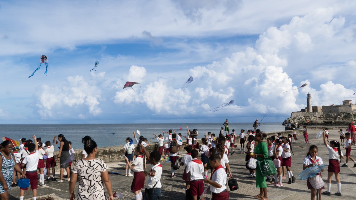 BrunoRguezP's tweet photo. Se realiza en toda #Cuba el Festival del Papalote contra el Bloqueo.

Es un acto de amor donde las niñas y niños cubanos abren su imaginación y cuentan sus sueños. Duele percibir o escuchar sus referencias a qué hacen sus familias y maestros durante los apagones, cómo cargan agua en sus casas o caminan hasta sus escuelas.

Se percibe en su inocencia y voces infantiles que son víctimas del castigo colectivo que significa el reforzamiento del bloqueo de EEUU y el cerco energético, las dificultades con los alimentos y medicinas.

Recuérdese que 12 mil niños cubanos esperan por una cirugía y otros por una vacuna.

#CubaNoEsUnaAmenaza El Bloqueo Sí.