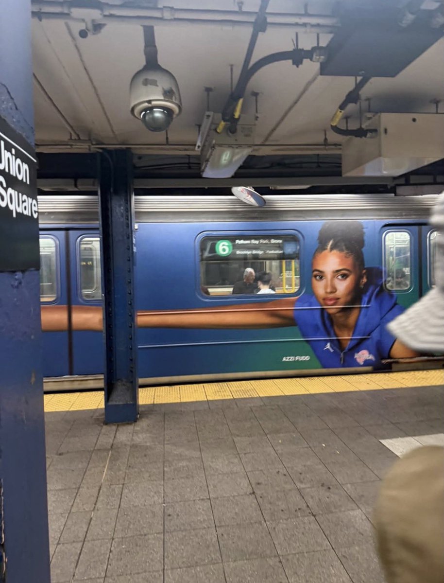 AzziReport's tweet photo. Azzi’s face on a train in the subway! https://t.co/pbaWzdssuP