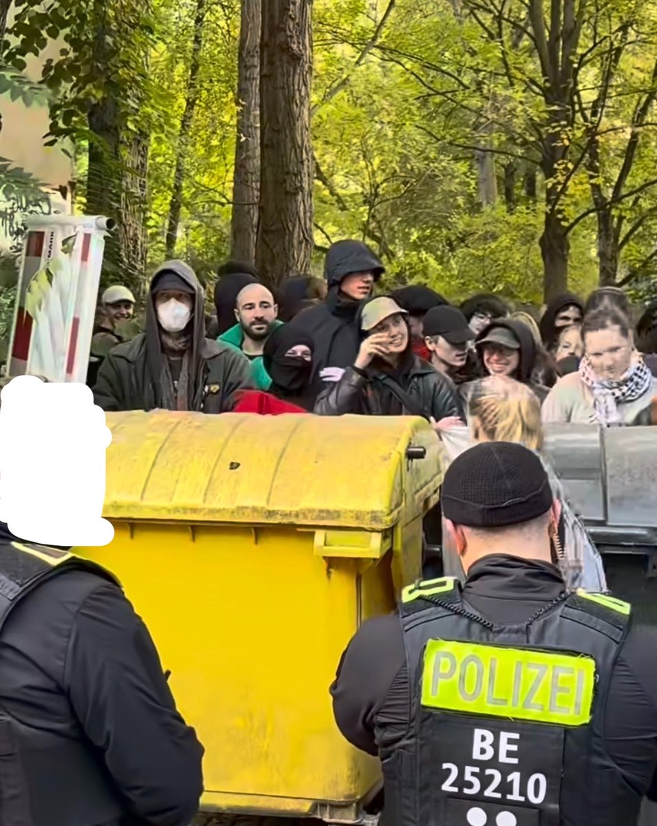 RakMakkabi's tweet photo. Habt ihr euch eigentlich mal angeschaut, wie alt die Schüler sind, die heute beim Schulstreik demonstriert haben?

Ahmed: 13
Klaus: 12
Nesrin: 14
Hans: 15 …
#B1610 https://t.co/tDDRzlL9eB