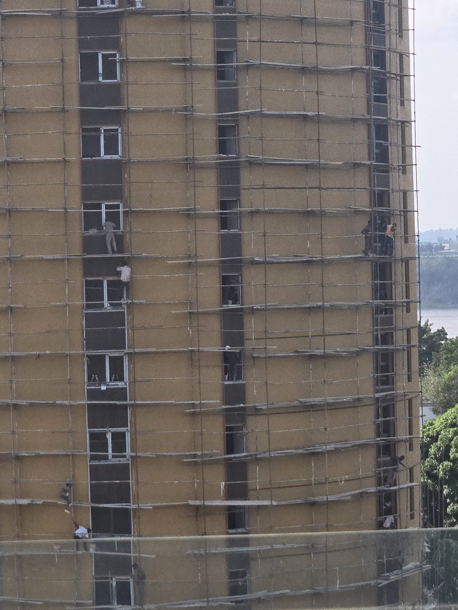 Bernardkayumba9's tweet photo. #RDC: cet immeuble en construction sur le Blvd Tshatshi exploite les maçons congolais qui montent sur ces échafaudage en bois sans les outils de sécurité.  J'invite les autorités compétentes à visiter et contraindre le maître d'ouvrage aux sanctions. 
@MinITP_RDC @daniel_bumba_01 https://t.co/lTWsrGHLGQ