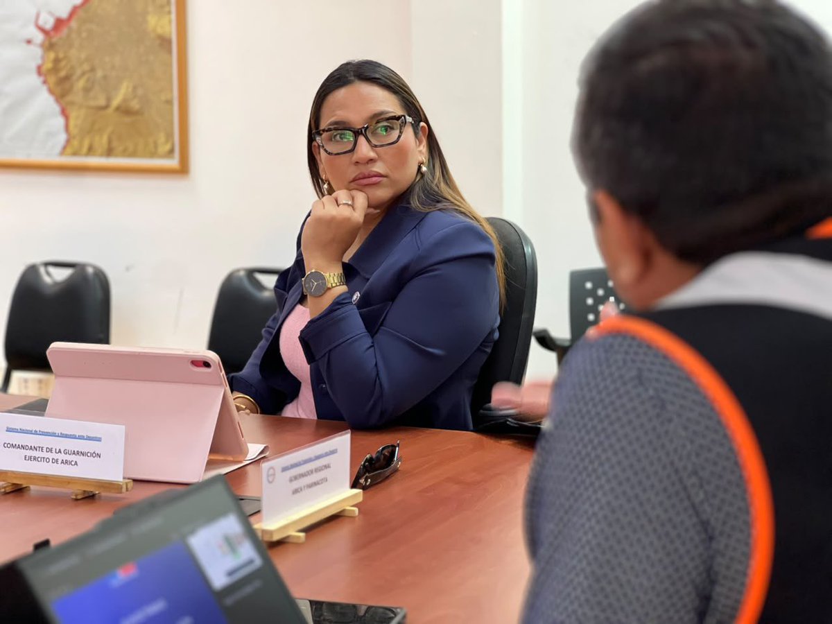 tepa_jeldrez's tweet photo. Que un fenómeno natural no se transforme en catástrofe depende de nuestra preparación.

En esto los políticos tienen un rol fundamental, haciéndose parte y comunicando en línea con las políticas de estado, oportunamente y no siempre ya ocurrida la emergencia. 

Hoy me reuní con el director regional de @Senapred Arica y Parinacota, para ponernos a disposición y sumarnos activamente a la campaña de preparación de las precipitaciones estivales sumado al fenómeno del niño que se prevee para los meses de verano en la macro Zona Norte. 

Además fue un lindo momento para reencontrarme con mis antiguos compañeros de trabajo ❤️🇨🇱