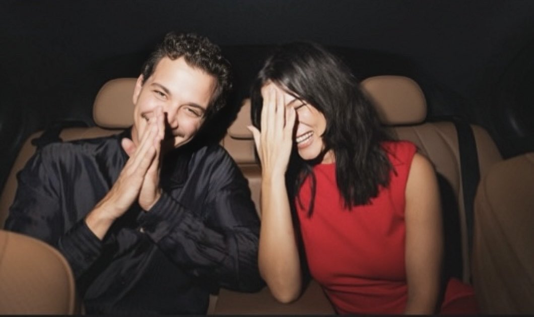 flaneuseophie's tweet photo. bu fotoğraflara bayılıyorum ya 2000s romcom vibe tam 🤏🏻🫠 https://t.co/tvkdk8fL4z