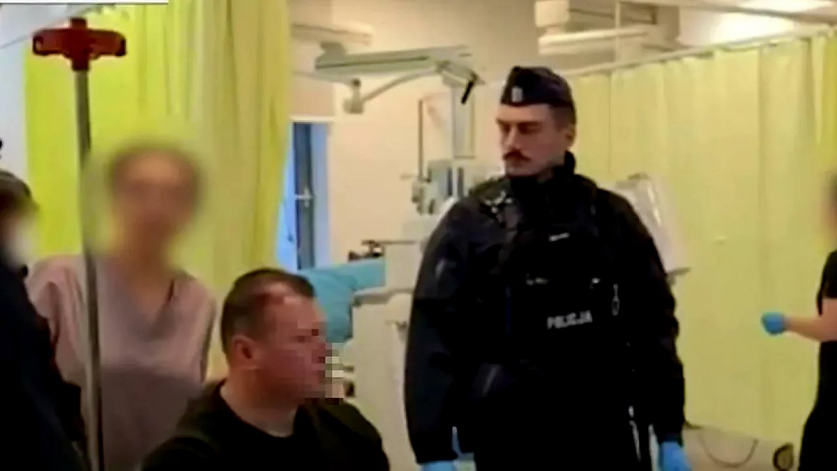 EdoMarcin's tweet photo. Pobity do nieprzytomności przez reżim Tuska były żolnierz Wojska Polskiego i strażak, choć bez przytomności, został skuty w kajdanki i przewieziony do szpitala, gdzie jest obecnie pilnowany przez funkcjonariuszy policji. Przez premiera kraju nazwany przestępcą z nożem w ręku atakującym policjantów.
Gdzie my w ogóle żyjemy?!!!
Co oni zrobili z naszej Polski?!!!
To wszystko jest coraz bardziej niebezpieczne i prowadzi do wojny domowej.
Tusk to opętany żądzą zemsty psychopata.
Nie odpuści nikomu.