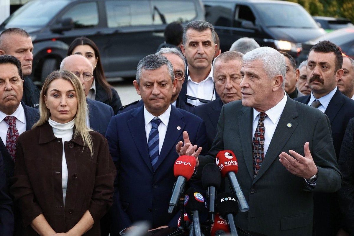 MDervisogluTR's tweet photo. Silivri’de, İBB davasında savunmasına devam eden Sayın Ekrem İmamoğlu’nun duruşmasını; ailesi ve Yeni Parti Genel Başkanı Sayın Özgür Özel ile birlikte takip ettik.

Biz adaletin peşindeyiz! https://t.co/0RVhR4Uz4p