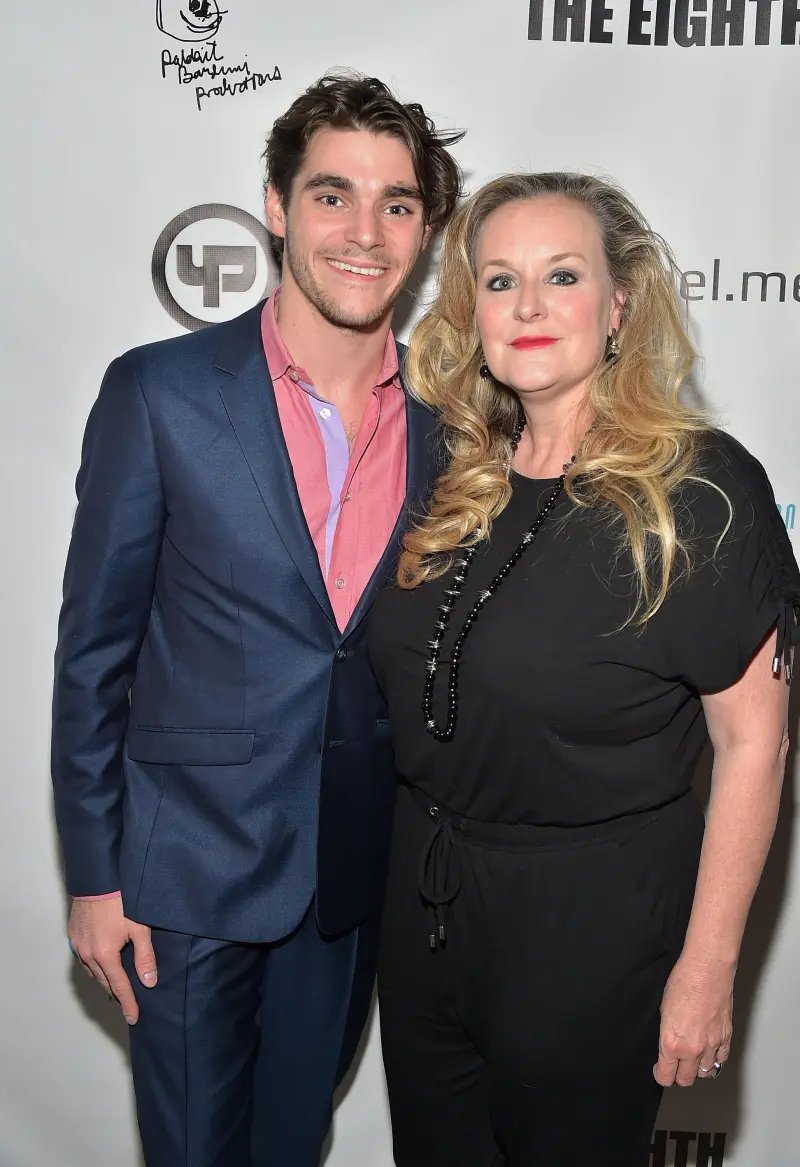 cinemaclt's tweet photo. 🗞️ | A mãe de RJ Mitte falou abertamente sobre o momento angustiante em que encontrou o filho morto.

"Liguei para ele às 11h, ele não atendeu, então peguei o almoço e fui levar para ele; foi aí que o encontrei."

Observando que o filho aparentemente não deixou nenhum bilhete, ela acredita que a morte dele pode ter sido uma decisão tomada "no calor do momento".

"Nos últimos três meses, eu vinha sugerindo que ele fizesse terapia, tentando convencê-lo a ir, mas ele respondia: 'Não, eu dou conta. Está tudo bem. Estou lidando com isso'", relembrou ela.

Dyna observou que, se pudesse voltar no tempo, teria levado o filho a um terapeuta, mesmo que tivesse de arrastá-lo até lá, "aos gritos e berros".

(via: Page Six)