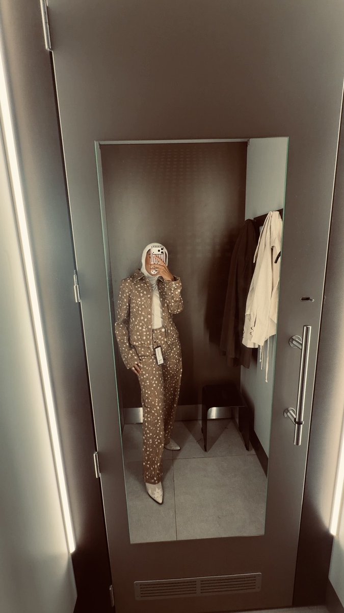 bashr00's tweet photo. @SHOROUUUQ قاعده افكر اخذه 🤭🫣 بس اكيد بس البنطلون 😂😂 https://t.co/S94fyGAicy