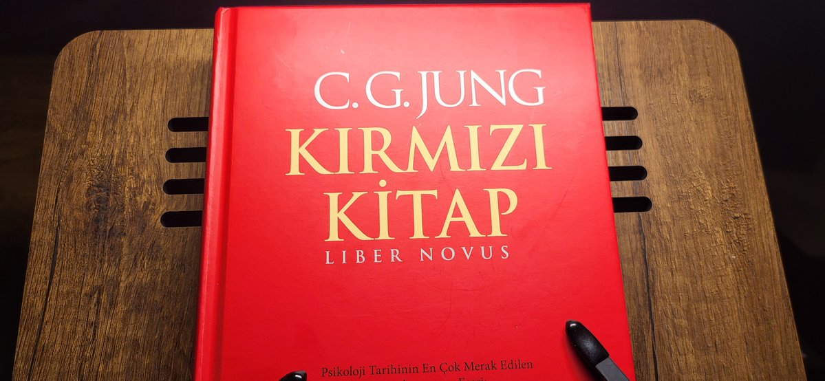 ayisigiumut's tweet photo. "Yol içimizde, tanrılarda değil, öğretilerde ya da yasalarda da değil. Yol, doğruluk ve yaşam içimizde."

— C. G. Jung | Kırmızı Kitap https://t.co/7SgscuV8jw