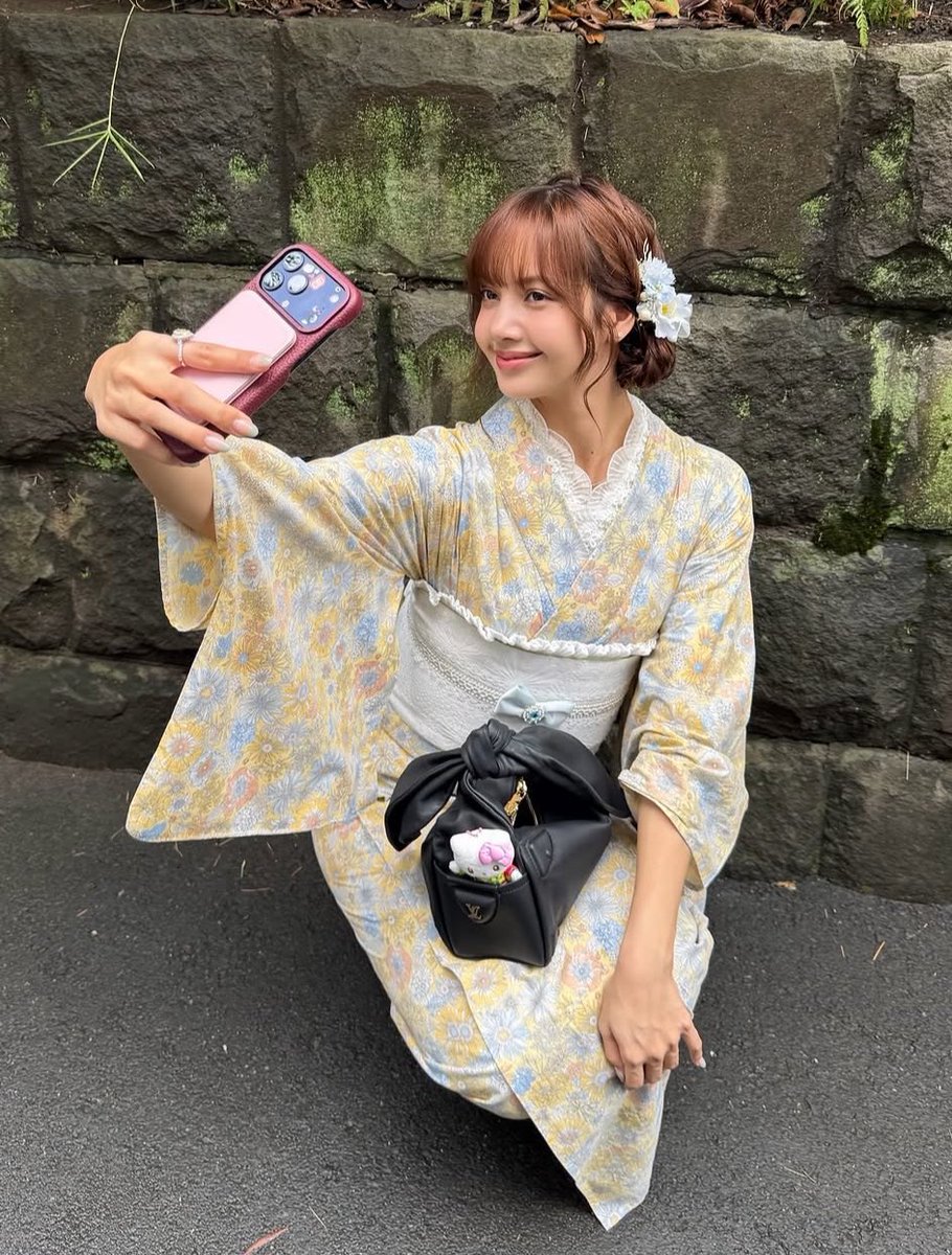 Ggjokfvbb_yyu's tweet photo. ลิซ่ากับชุดญี่ปุ่นน่ารักจัง https://t.co/tHb7qnHX4t
