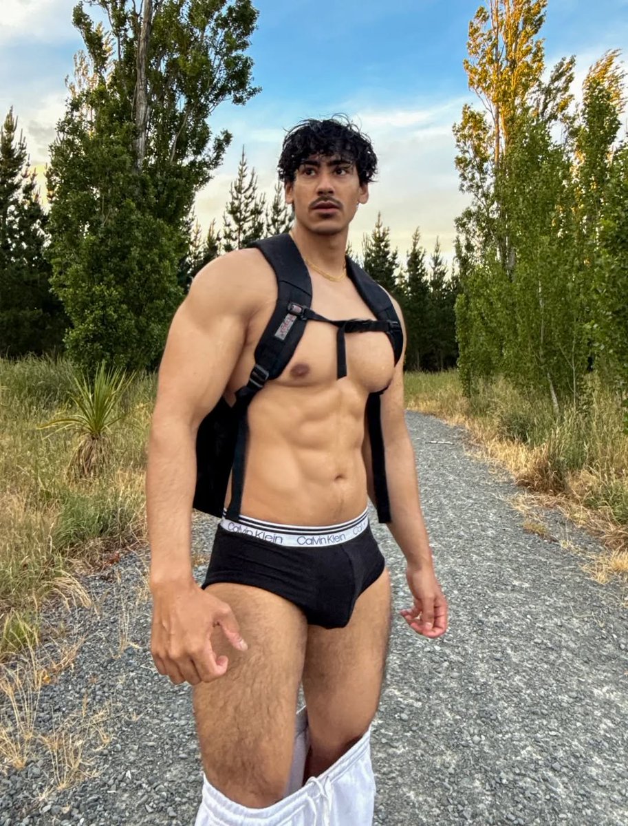 brownskinboy0g's tweet photo. Who is willing to be my hiking buddy? https://t.co/b5iOnbp8k8