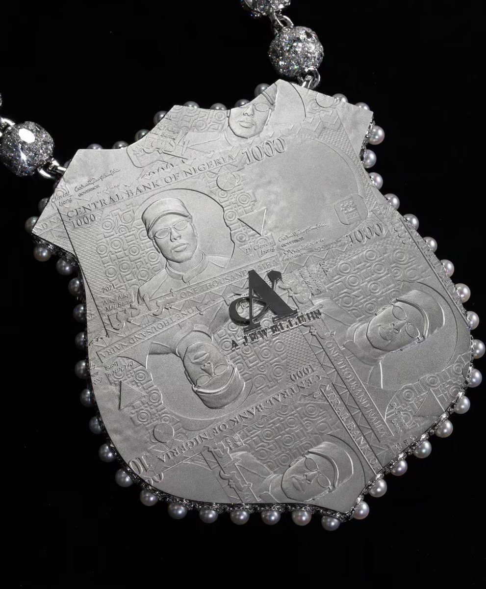 hypetribeng's tweet photo. 🚨ASAKE’S NEW CHAIN IS NIGERIA’S COAT OF ARMS CUSTOMIZED BY A JEWELLERS🥶🇳🇬 https://t.co/qcygOoMcwg