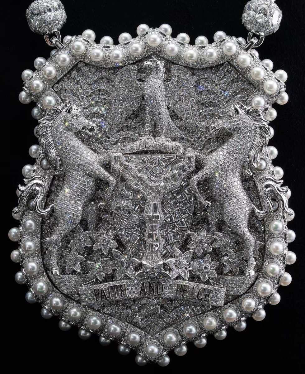 hypetribeng's tweet photo. 🚨ASAKE’S NEW CHAIN IS NIGERIA’S COAT OF ARMS CUSTOMIZED BY A JEWELLERS🥶🇳🇬 https://t.co/qcygOoMcwg