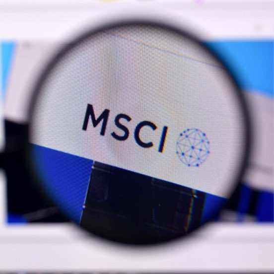 kodlayanborsaci's tweet photo. SON DAKİKA | MSCI, Türkiye endekslerindeki değişiklikleri dondurdu.
Endeks sağlayıcı MSCI; Türk hisselerinde fonlar üzerinden yapılan koordineli işlemler ve fiili dolaşımdaki şaibeler nedeniyle, Türkiye endekslerindeki yeni hisse girişlerini, pay artırımlarını ve yukarı yönlü tüm revizyonları dondurduğunu açıkladı.
Kurum, Haziran 2027'ye kadar yeterli şeffaflık ve denetim adımları atılmazsa Türkiye'nin "Gelişmekte Olan Piyasalar" (Emerging Markets) statüsünden düşürülebileceği uyarısında bulundu.