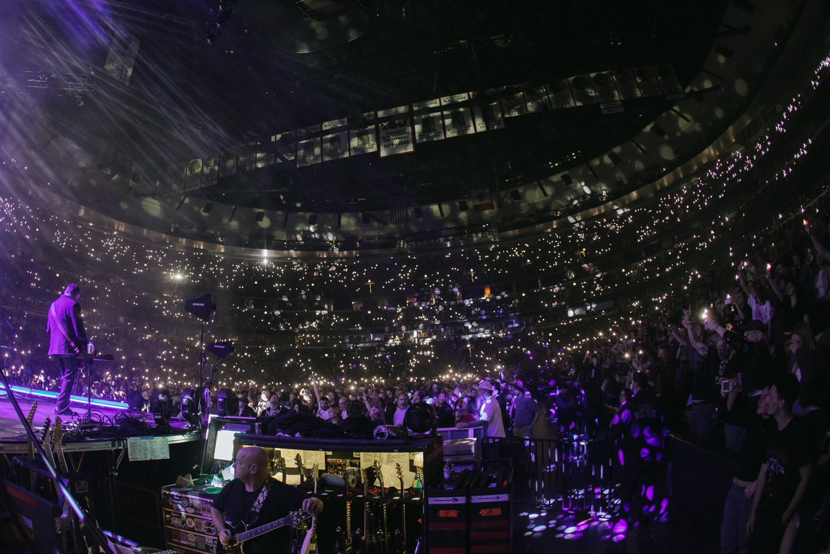 Jack_Bass_'s tweet photo. Amazing night at the @UnitedCenter in Chicago… 🤩

Hometown shows for @SmashingPumpkin are always special - great audience! Grateful for the band &amp; crew who make these experiences possible. 🙏

SP has a new tune out today too - go check out ‘Black Stars’ now!

📸: Matthew Reeves https://t.co/szrYgsWFfW