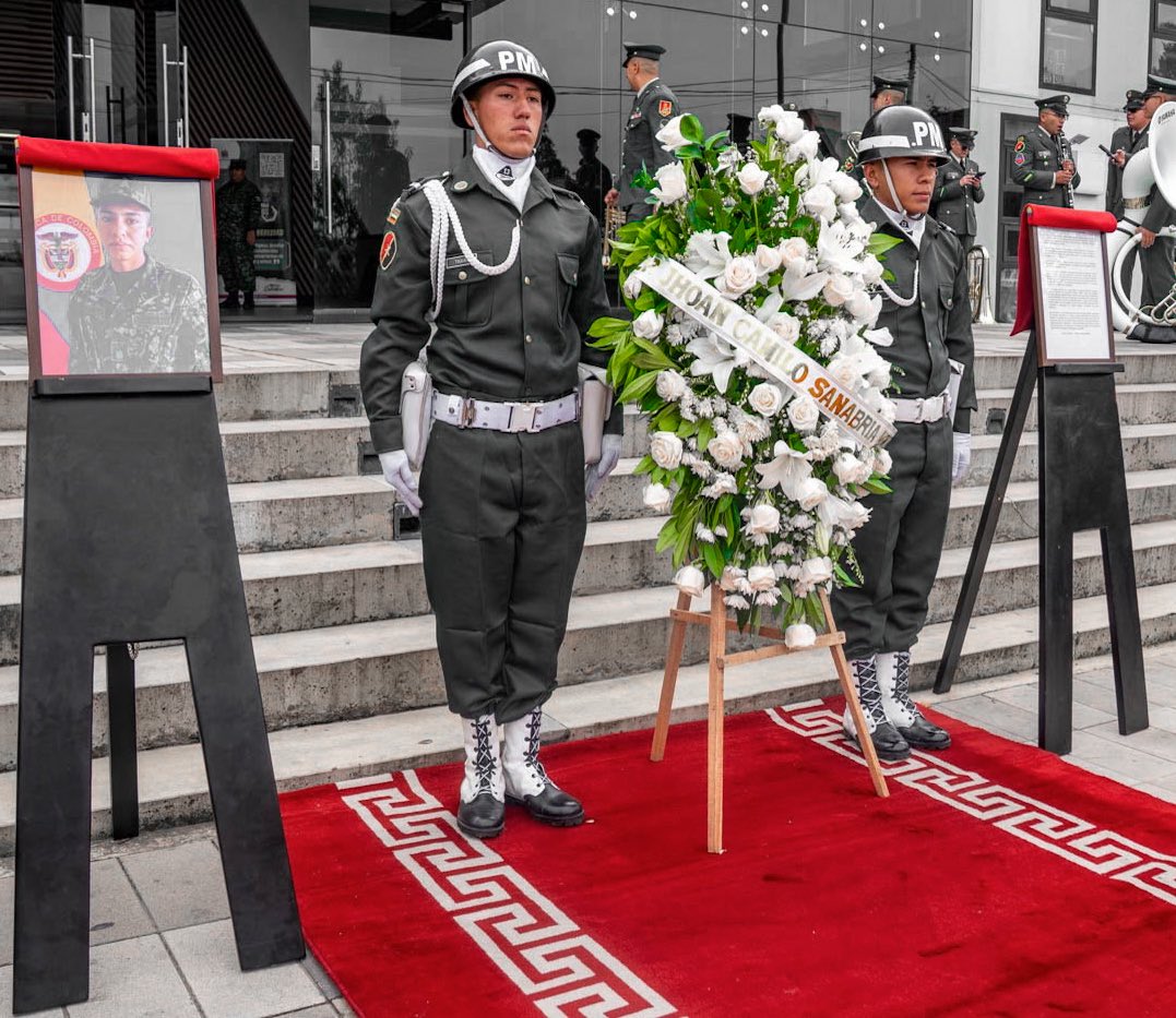 ejercito_COPER's tweet photo. 📸#EnImágenes | Así se vivió la ceremonia #HéroePorSiempre, un homenaje del @COL_EJERCITO al Soldado Profesional Jhoan Camilo Sanabria Mendoza, cuya vocación de servicio, amor por su familia y compromiso con Colombia permanecen en nuestra memoria. 🇨🇴

A través del Comando de Personal y la Dirección de Familia y Bienestar, la institución honra su legado y acompaña a sus seres queridos, reafirmando que su historia vivirá por siempre en el corazón de la familia militar.