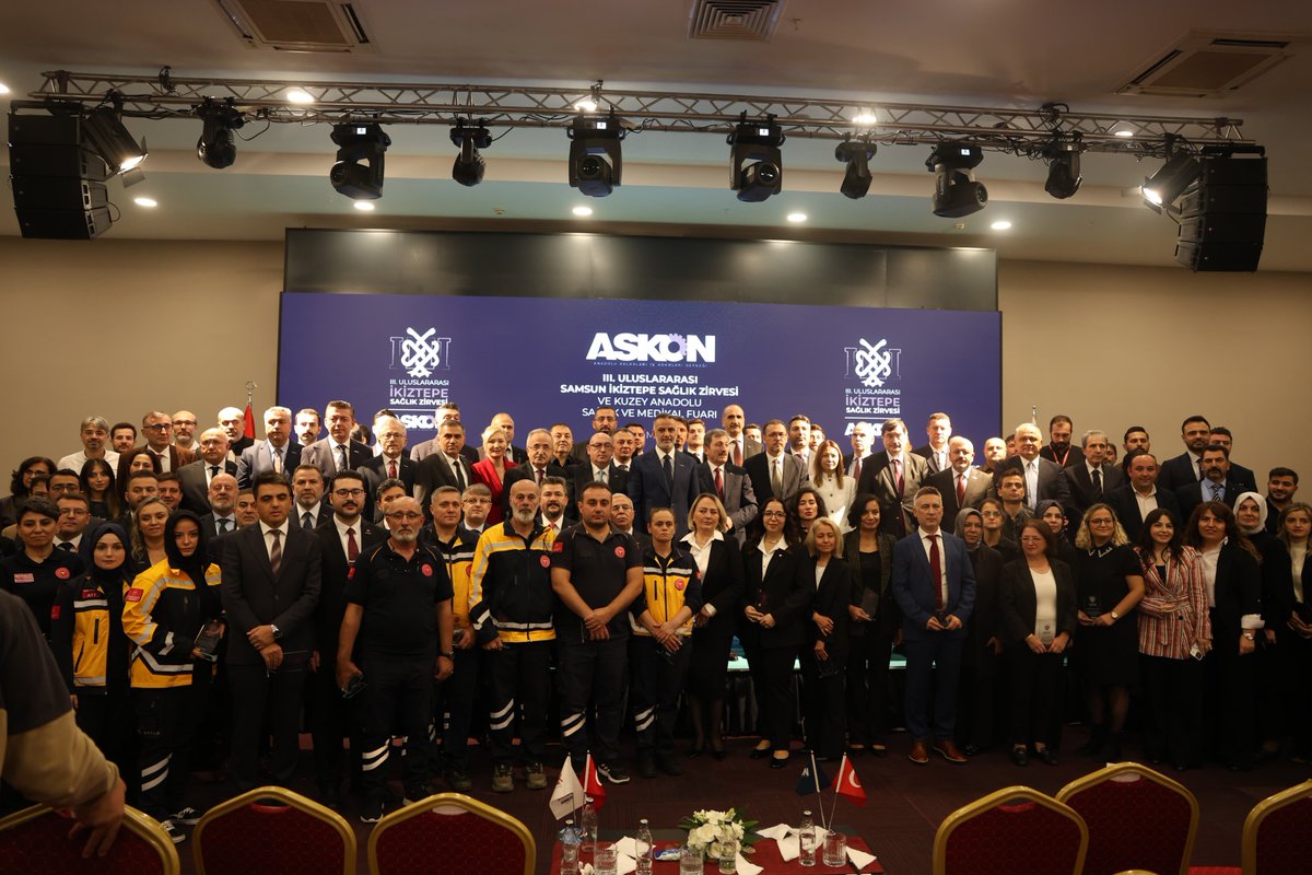 ASKON's tweet photo. Bu yıln Samsun şubemiz ev sahipliğinde üçüncüsünü gerçekleştirdiğimiz Uluslararası İkiztepe Sağlık Zirvesi’nin ve zirvemizle birlikte ilk kez düzenlediğimiz ve 15-18 Ekim tarihleri arasında 4 gün sürecek olan Kuzey Anadolu Sağlık ve Medikal Fuarı’nın açılışını gerçekleştirmiş bulunuyoruz.

Zirvemizin ve fuarımızın hayırlı olmasını diliyor Bu vesileyle; zirve ve fuarımıza desteklerini sunan ve video mesaj ile katılımcılara hitap eden  Sağlık Bakanımıza, Ticaret Bakanlığımıza, Sayın Valimize, Büyükşehir Belediye Başkanımıza, yerel yönetimlerimize, organizasyonda büyük emekleri geçen Samsun Şube Başkanımıza ve yönetim kurulu üyelerimize; bütün paydaşlarımıza ve katılımcılarımıza teşekkür ederiz.