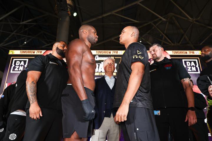 SimBoxx1's tweet photo. 🥊 

⚖️ #DuboisWardley2 weigh in - 

🇬🇧 @DynamiteDubois - 253.9lbs

🇬🇧 @FabioWardley - 248.3lbs

We. Have. A. Fight‼️

@Queensberry | @FrankWarren 

#SimBoxx https://t.co/7NpVMitjKs