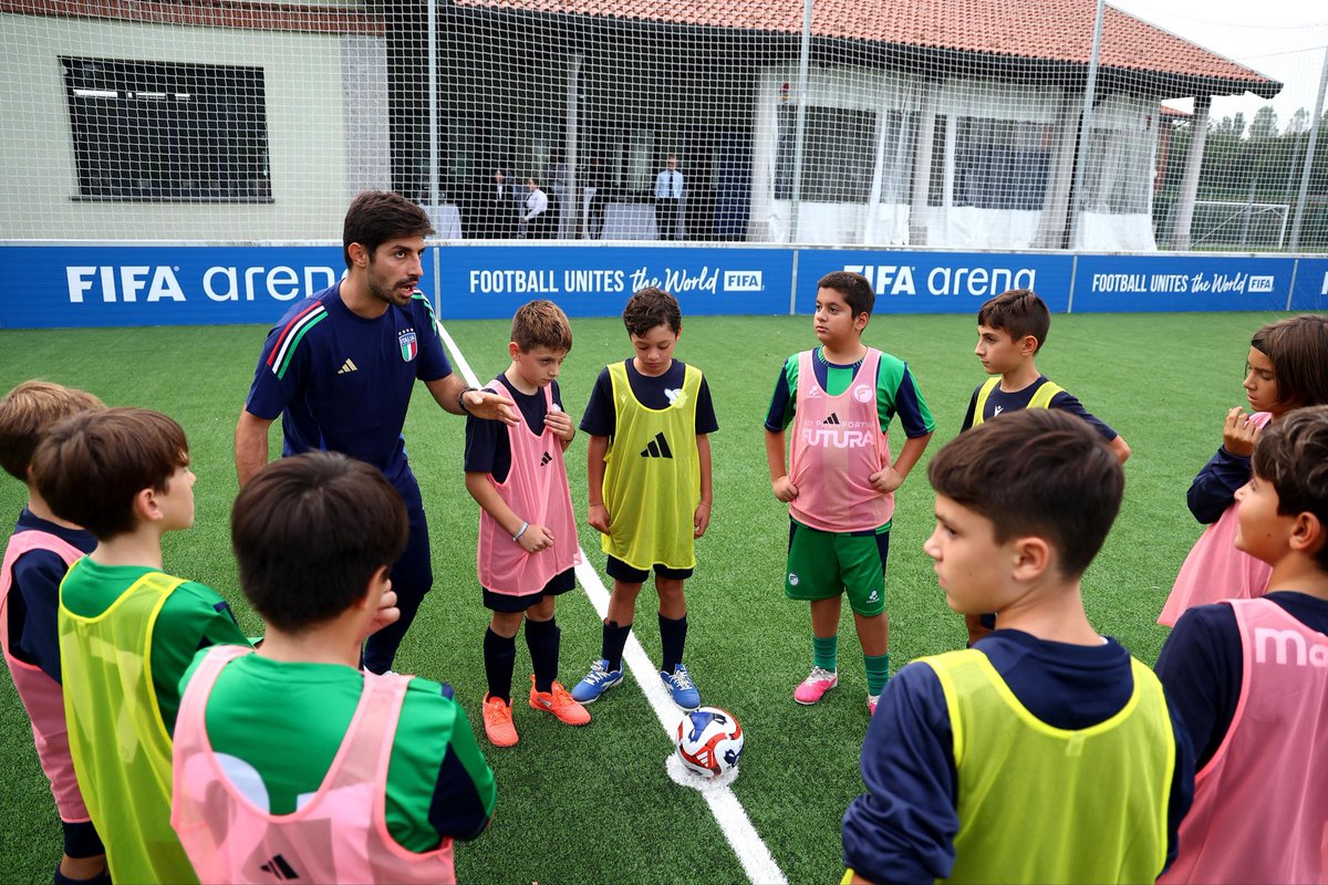 FIGC's tweet photo. Un campo per la comunità: a Paderno Dugnano inaugurata la prima FIFA Arena in Italia 💙

🔗 https://t.co/dIXDNlbBwY

#FIGC https://t.co/OeMKT9Xg1f