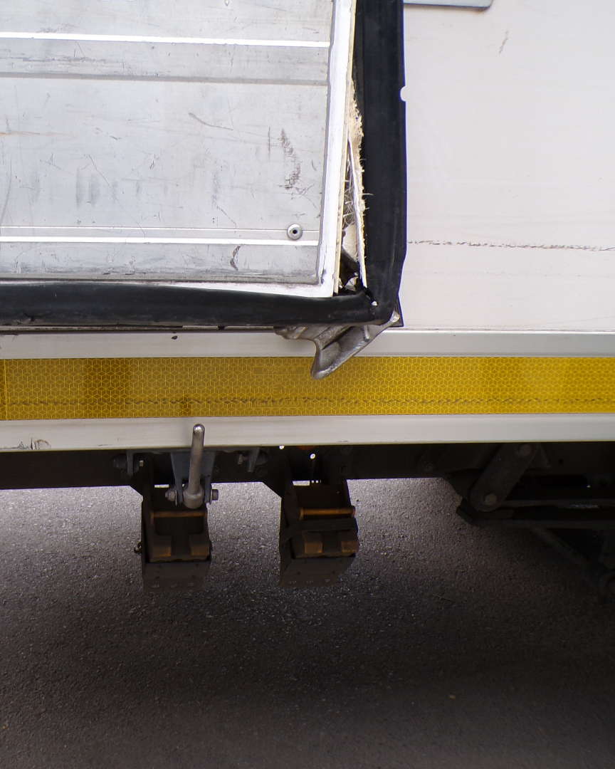 policiadepalma's tweet photo. 👮‍♂️ La UVAC intervé al Polígon de Son Castelló per un accident amb un camió. Una porta posterior es va desenganxar del suport mentre el vehicle estava en marxa i va fer mal 3 cotxes aparcats 🚛💥. El conductor ha estat denunciat
🔗 https://t.co/8XXxOnclYu ⬇️ https://t.co/0DJz4i3snl