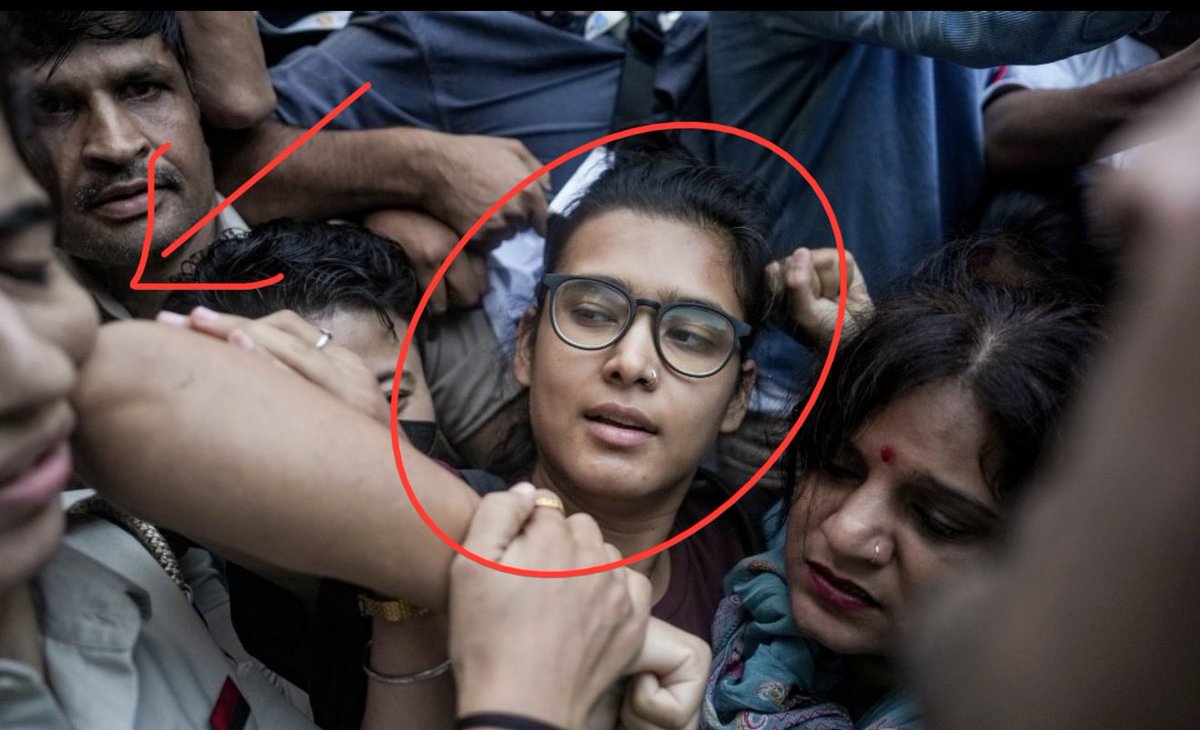 VijayGajeraO's tweet photo. Look how Neha Bora has attacked a woman officer in the face with her elbow.

These communists get satisfaction by attacking our forces. https://t.co/G5MGYMOdHx