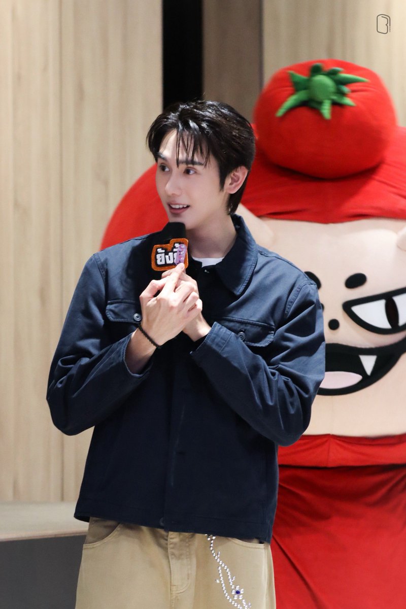bookfamily_'s tweet photo. ( 🍅 ) #funfactswithbook 

ความจริงแล้วป้ายไมค์ของบุ๊คจะใช้ชื่อว่า “ย้งยี้” คู่กับ “เฮียเสน” แต่แอบได้ยินบุ๊คสัมภาษณ์ในรายการช่วง Press Tour ว่ายัดเงินใต้โต๊ะไปว่าขอตัดคำว่า ยี้ จะเป็น ย้ง อย่างเดียว ด้วยความที่อยากตามใจบุ๊ค ป้าแหนมเลยจัดการหาพลาสเตอร์มาปิดคำว่า ยี้ ให้เป็นฟีลแบบนักเลงย่อมมีบาดแผล แต่ใครจะไปคิดว่าอุส่าตามใจปิด ยี้ ให้ แต่บุ๊คแกะพลาสเตอร์ออกแล้วปิด ย้ง เหลือแค่ ยี้ แทน ((ฟังสัมภาษณ์ควบคู่ไปด้วยจะเอ็นดูมาก))

FORCEBOOK LAG PRESS
#LoversAndGangsters
#kasibook #ชาวบรรณา #เจ้าพวกมะเขือเทศ