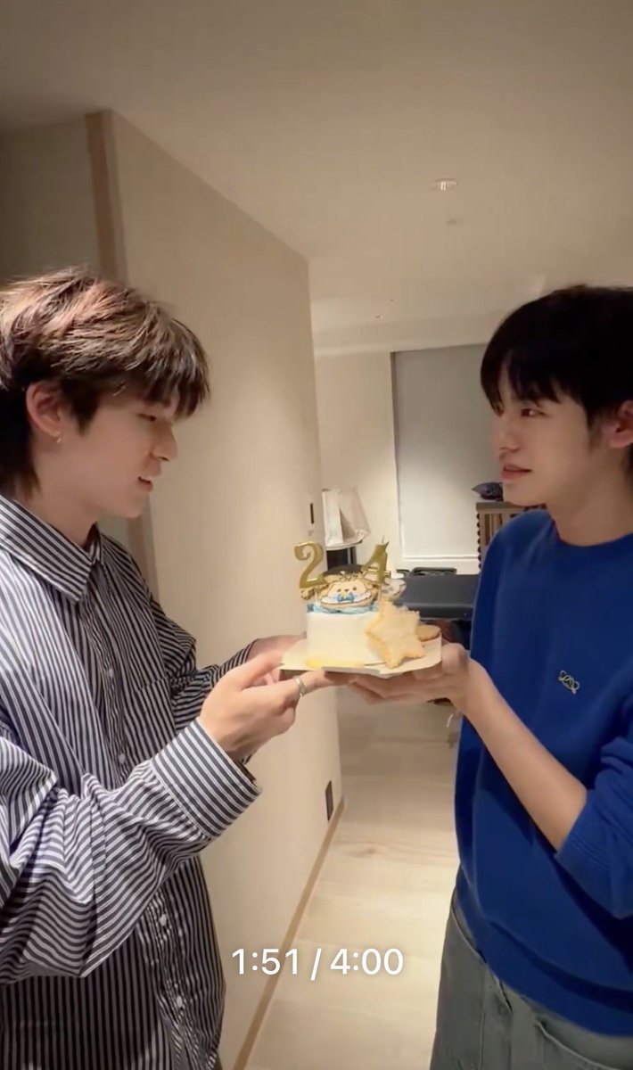 withyouwerebear's tweet photo. ปีที่แล้ว 3:19 นาที                  ปีนี้ 4:00 นาที

#.ปีนี้ชนะเลยล่ะ ! 

POR 24TH BIRTHDAY
#The24thBloomOfPor https://t.co/eQ8npj8FbK