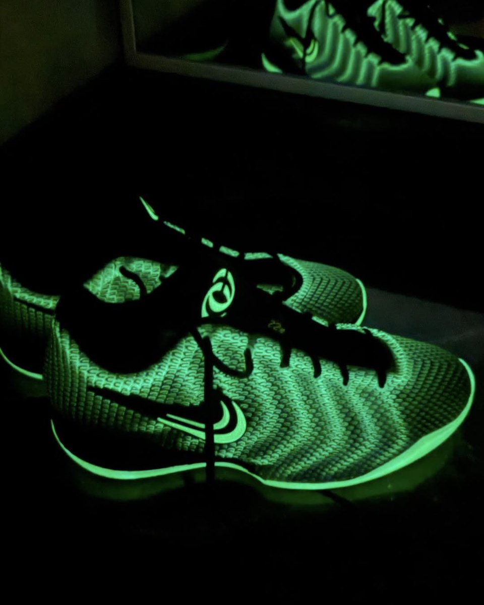 SoleRetriever's tweet photo. The glow-in-the-dark effect on the “Halloween” Caitlin 1 is crazy 🤯

📷 @CaitlinClark22 https://t.co/i6OF0BJOjW