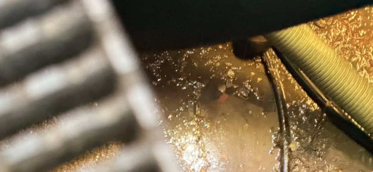 ismaelquesada's tweet photo. Imagen de un operario limpiando uno de los pozos de ventilación de la Puerta del Sol. Los manifestantes orinan y defecan ahí. Es asqueroso. 
Mirad el zoom de las fotos. https://t.co/czL80isYoJ
