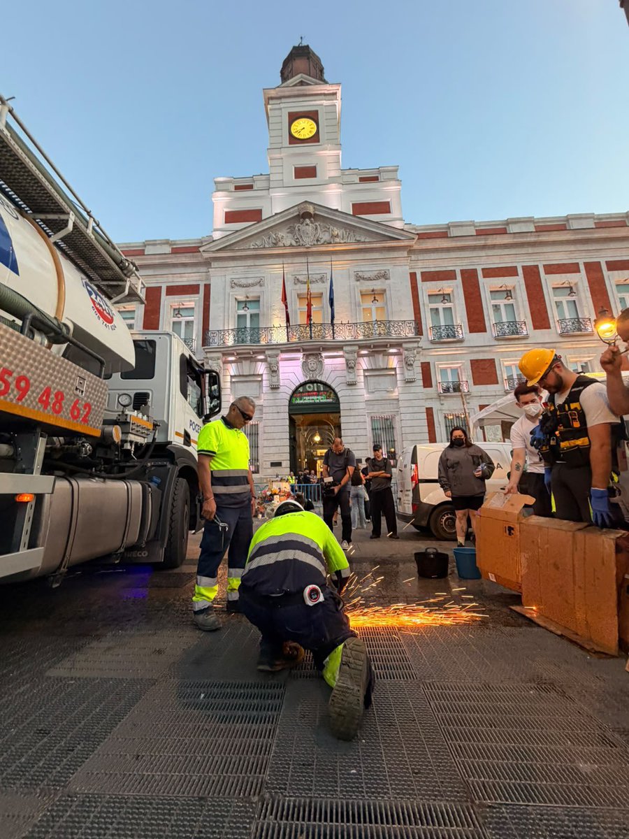 ismaelquesada's tweet photo. Imagen de un operario limpiando uno de los pozos de ventilación de la Puerta del Sol. Los manifestantes orinan y defecan ahí. Es asqueroso. 
Mirad el zoom de las fotos. https://t.co/czL80isYoJ