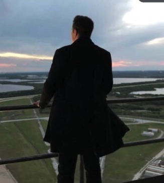 AlexandreRezek's tweet photo. I found perfect runner!!
Elon has iconic photo posing same as Übermensch 
Übermensch" means literally "overman" or "superman" introduced by Nietzsche himself
Its safe to say he's Übermensch after literally inventing flying car
Übermensch Elon https://t.co/PIMYhuXWKj