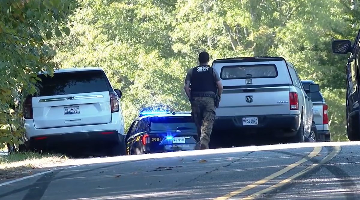 Queen_City_News's tweet photo. NEW DETAILS | Man held on fugitive warrant after shot by deputies in #YorkCounty, SLED says #crime #localnews (🔗 in bio for details) https://t.co/t93tBIypLk
