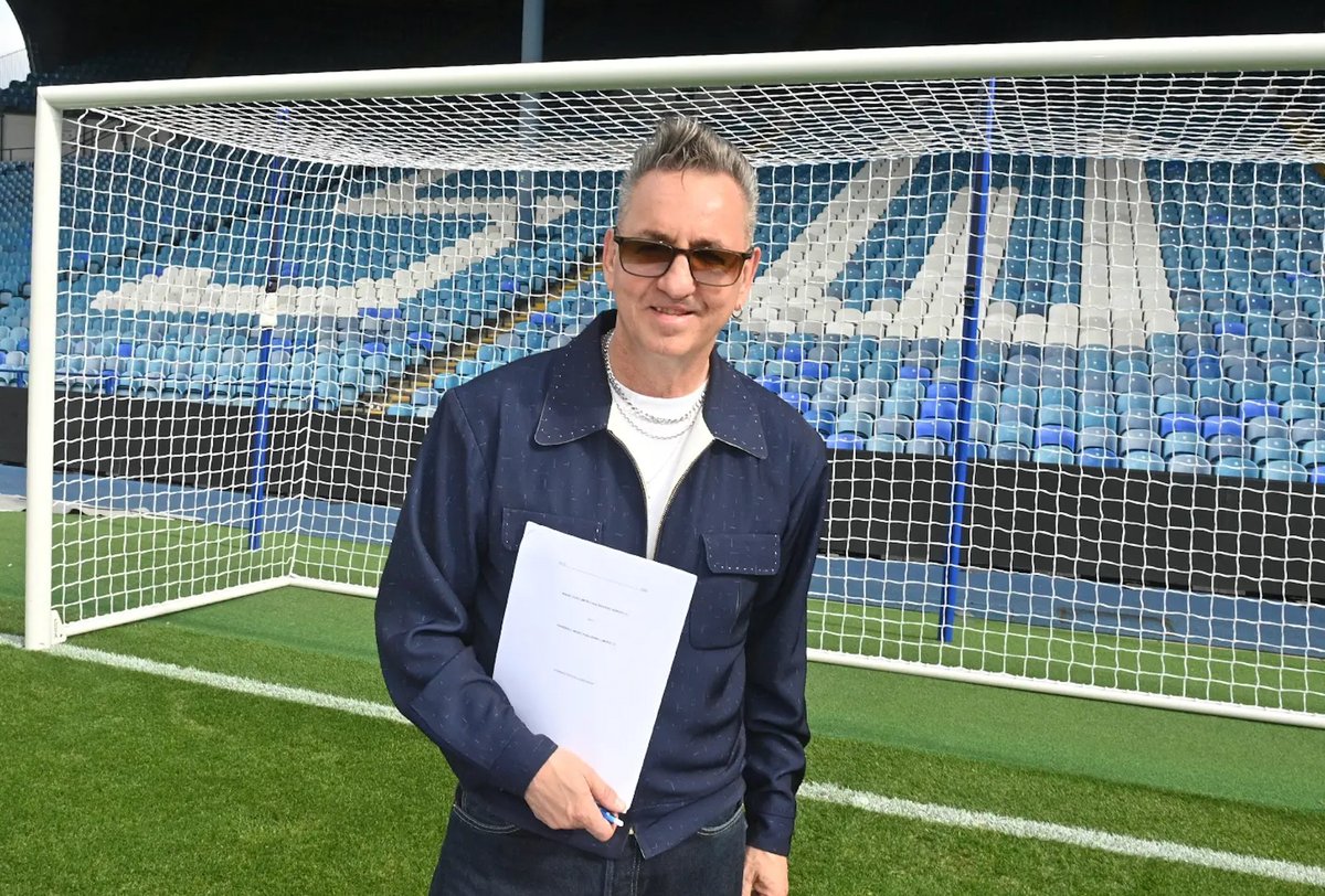 UMPG's tweet photo. We’re happy to welcome acclaimed Sheffield-born singer-songwriter Richard Hawley to the UMPG family! ✍️🥂 https://t.co/BoXdudpEyK