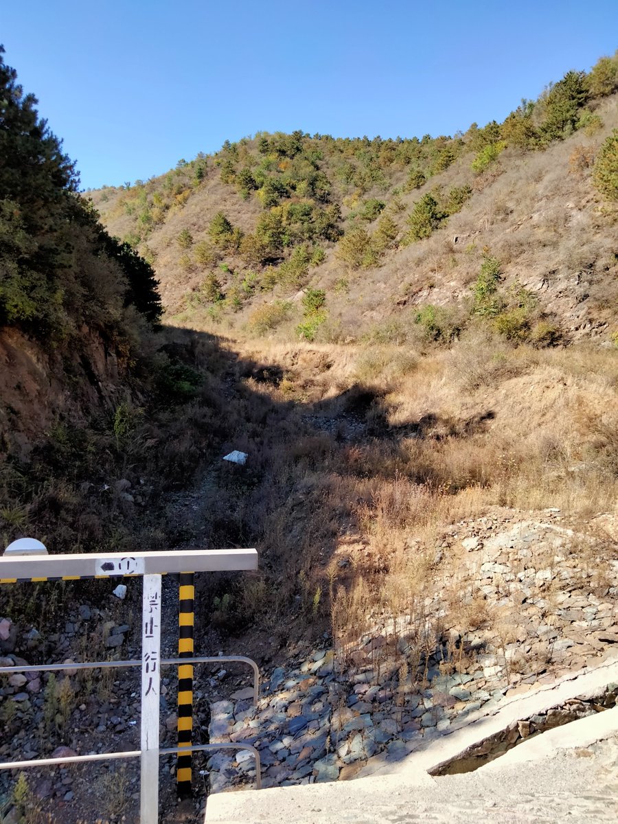 lance_216's tweet photo. G8 in the deep valley of the canyon has water leaks from the cliff! https://t.co/RSPqaHKdEc